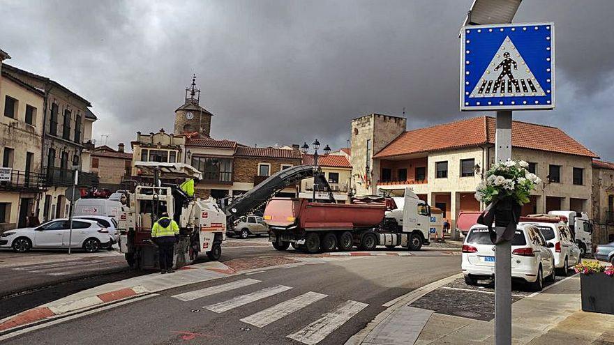 Obras de mantenimiento en la travesía de la N-122 en Alcañices.