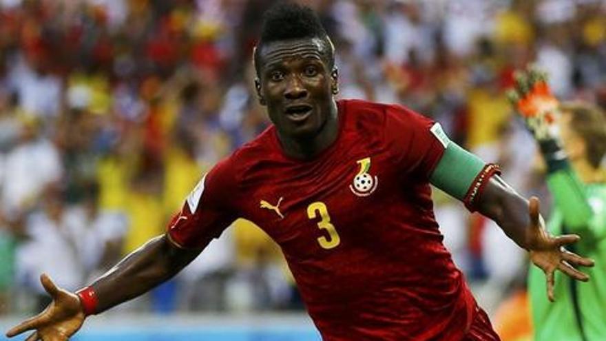 Asamoah Gyan celebra un gol en el Mundial.