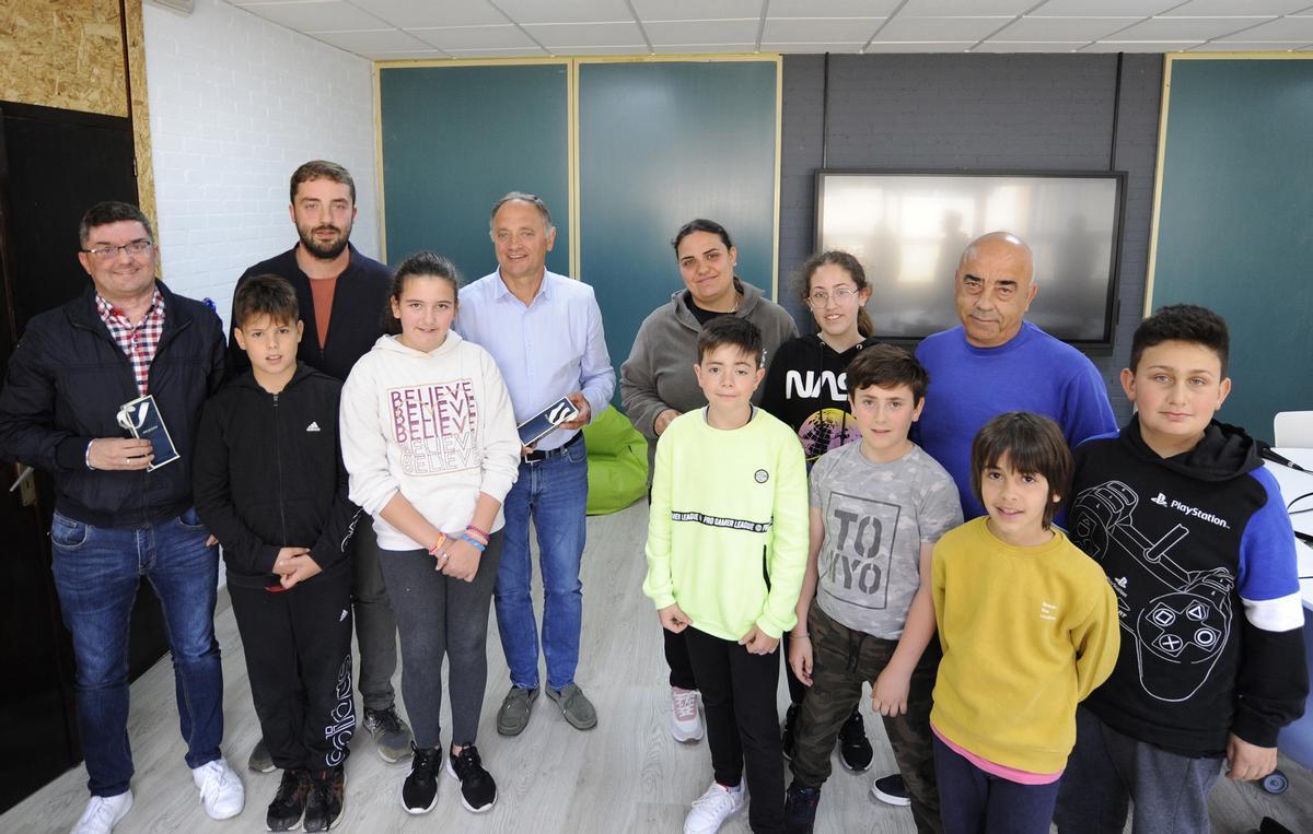 Os cinco políticos sacaron unha foto de familia cos nenos e nenas que protagonizaron o programa de radio.