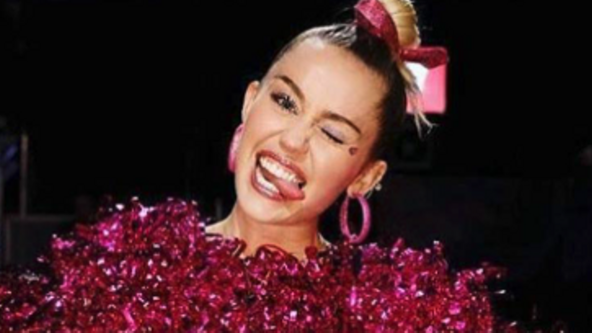 El look de Miley Cyrus con vestido de María Escoté