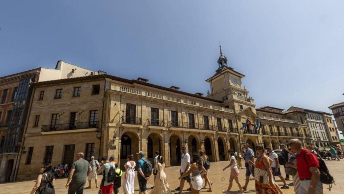 Turistas en la plaza del Ayuntamiento.