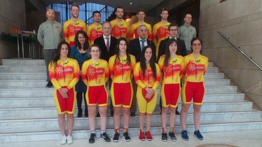 Julio Alberto Amores y Alejandro Martínez, esta mañana en el COE, con la selección española de pista