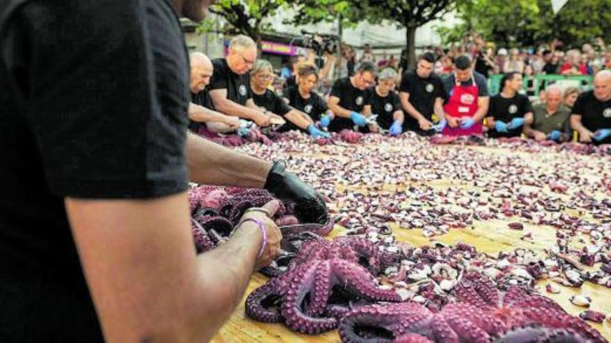 Uno de los pulpeiros cortando rodajas de los tentáculos. |   // BRAIS LORENZO