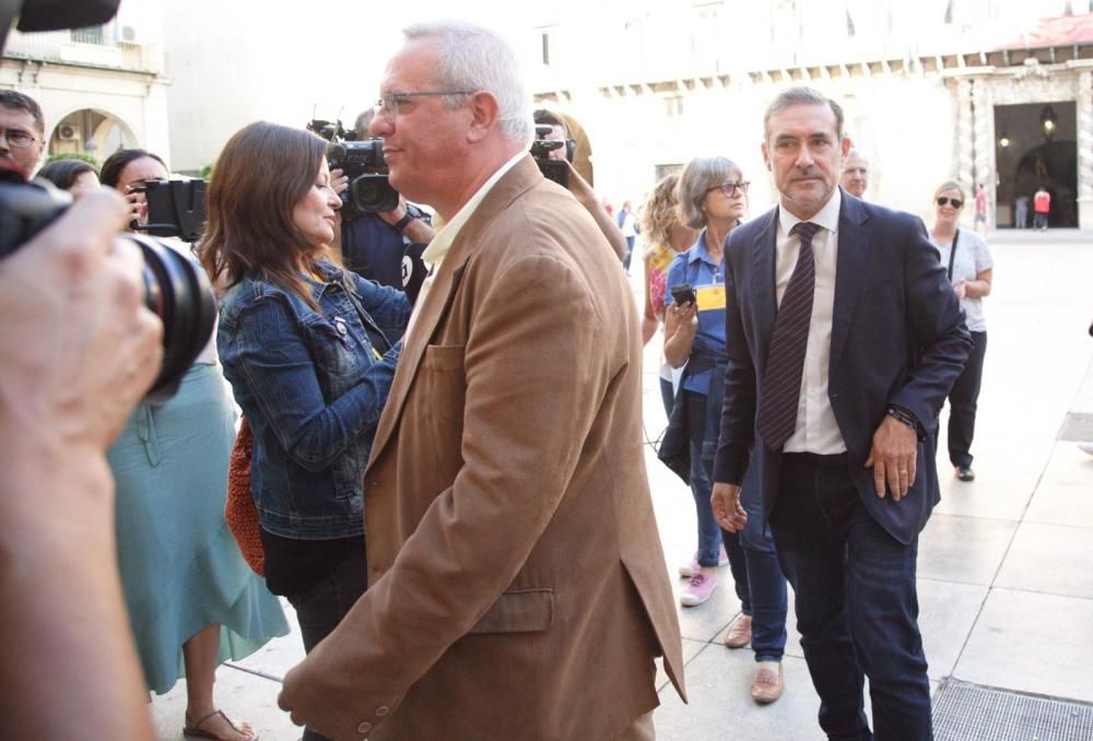 Gabriel Echávarri llega a la Audiencia de Alicante para ser juzgado por el fraccionamiento de contratos en Comercio