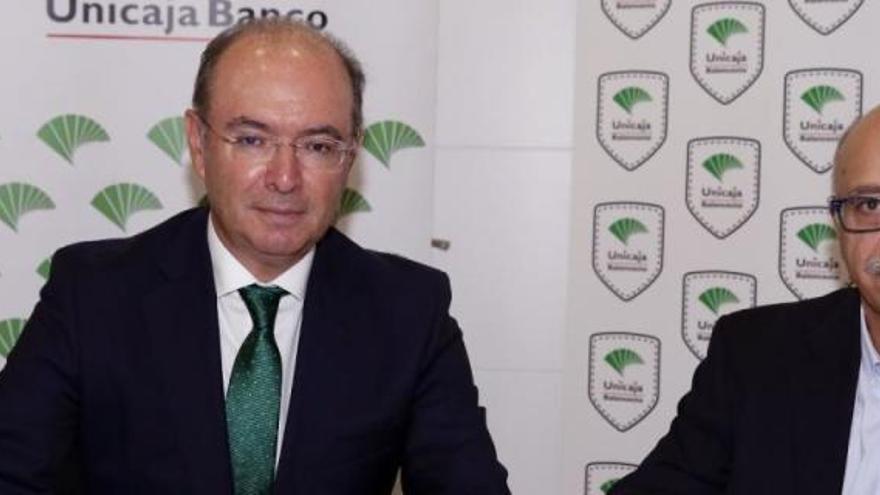 José Manuel Alba y Eduardo García, firmando el acuerdo.