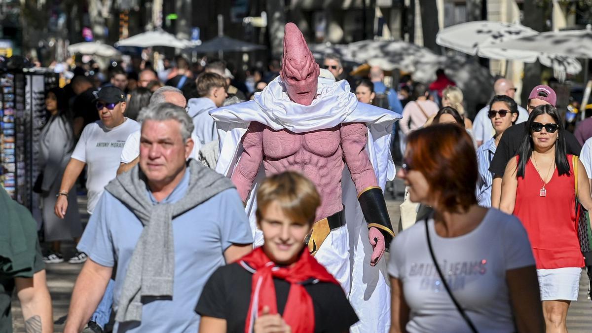 El monstruo Buu de Dragon Ball pasea por la Rambla de Barcelona