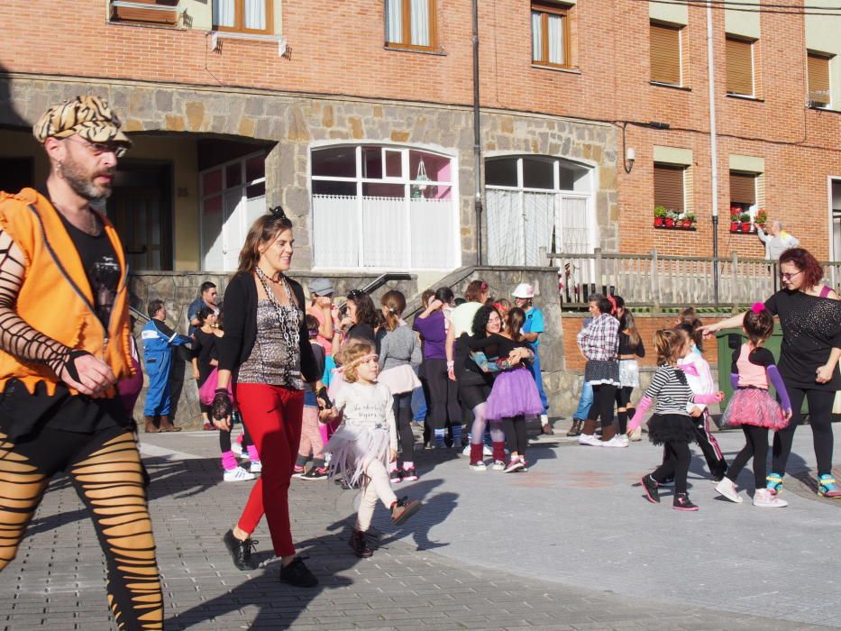 Carbayín Bajo baila con el colectivo "La xata la rifa"