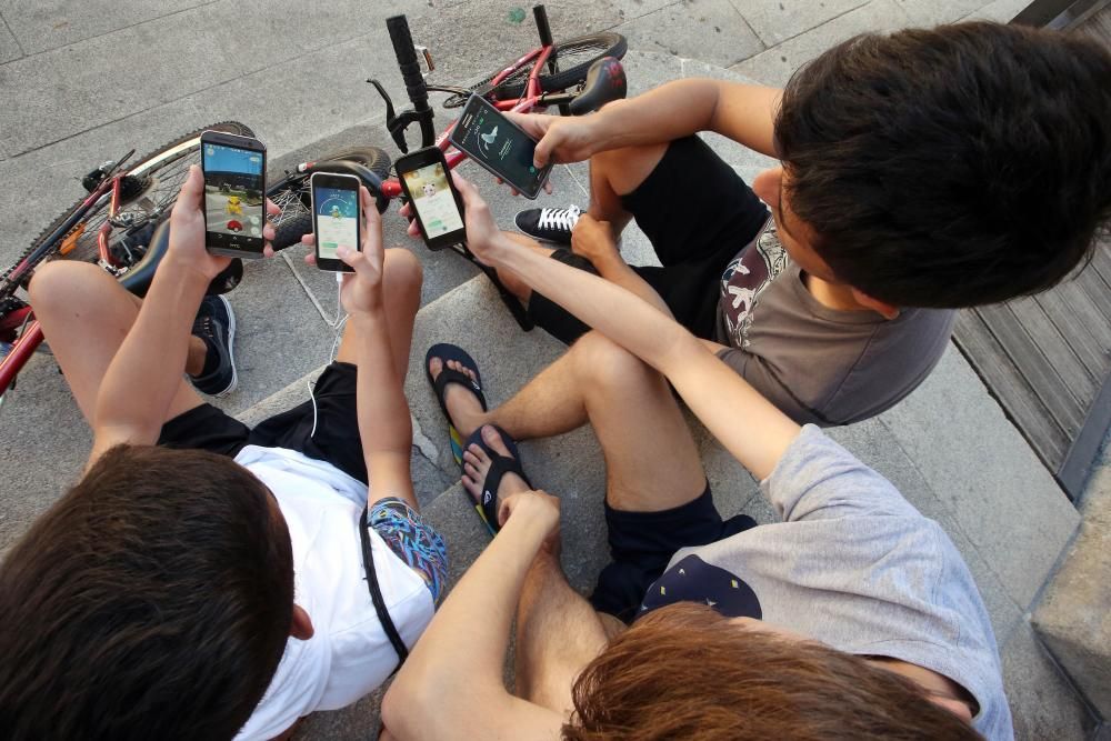 Un grupo de entrenadores capturan Pokemon en la Praza da Princesa