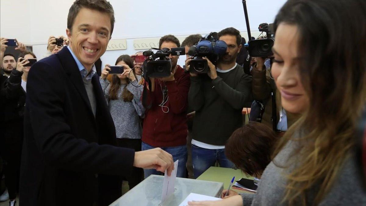 Íñigo Errejón vota en el colegio Santa Teresa de Jesús de Madrid