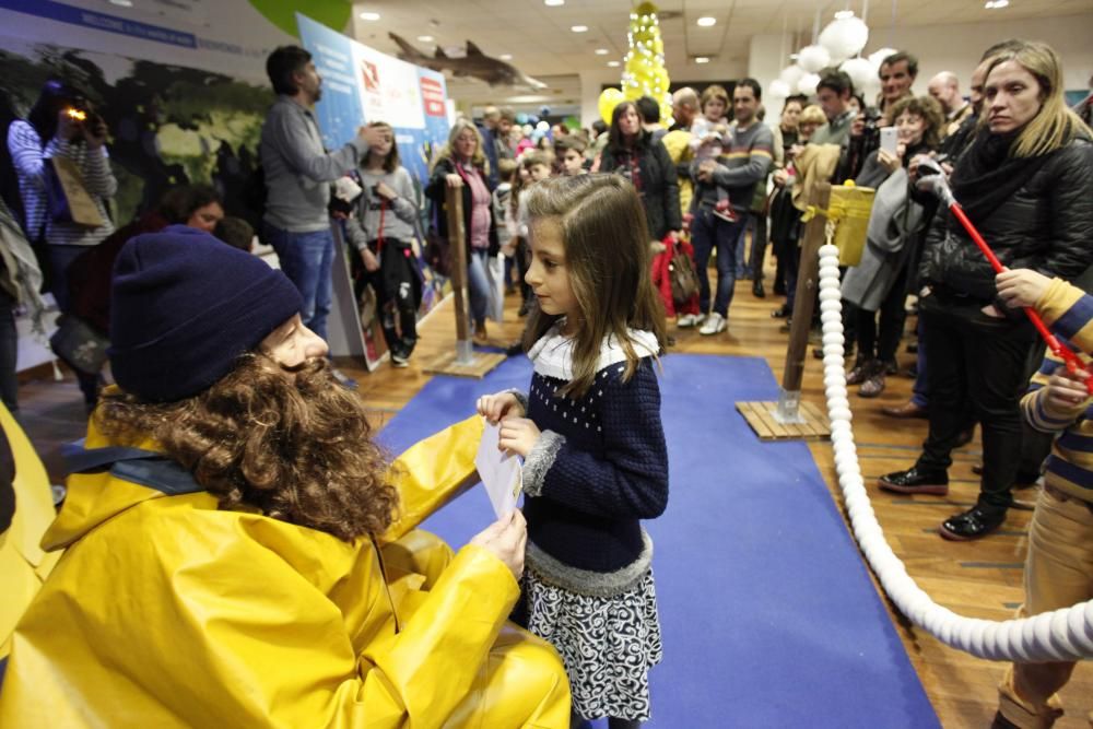 El angulero recoge cartas de los niños en el Acuario de Gijón