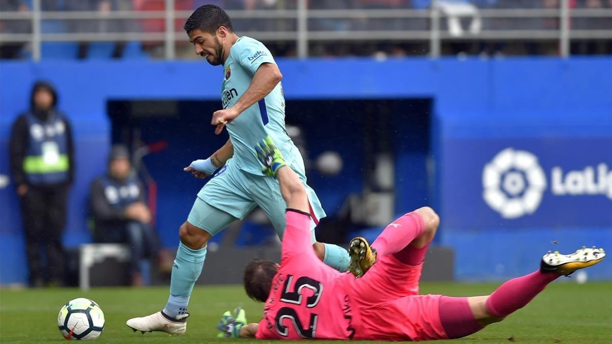 Luis Suárez dribla a Dmitrovic para marcar el 0-1.