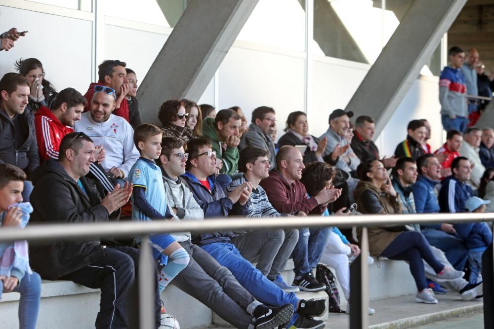 La hinchada celtista rodea al equipo en el entrenamiento a puerta abierta celebrado en la tarde de ayer en A Madroa