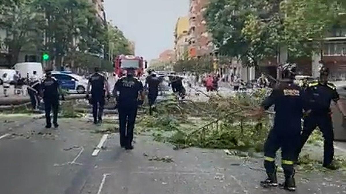 Cortada la calle  Aragó con Nàpols por un obstaculo en la calzada