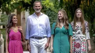 Los 'looks' de la reina Letizia en Mallorca: Un vestido 'Barbie' para el famoso posado de la Familia Real