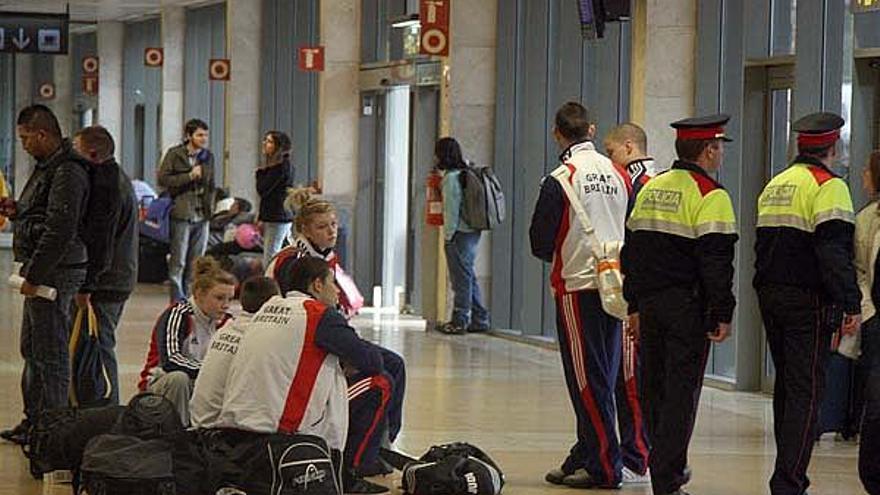 Agents dels Mossos d&#039;Esquadra patrullant a l&#039;aeroport de Girona.