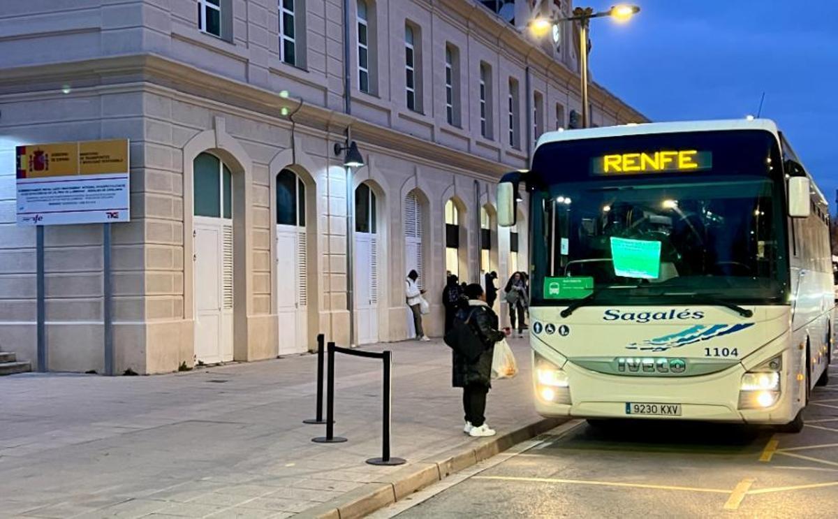 Un autobús de Renfe a punt de sortir en direcció Barcelona