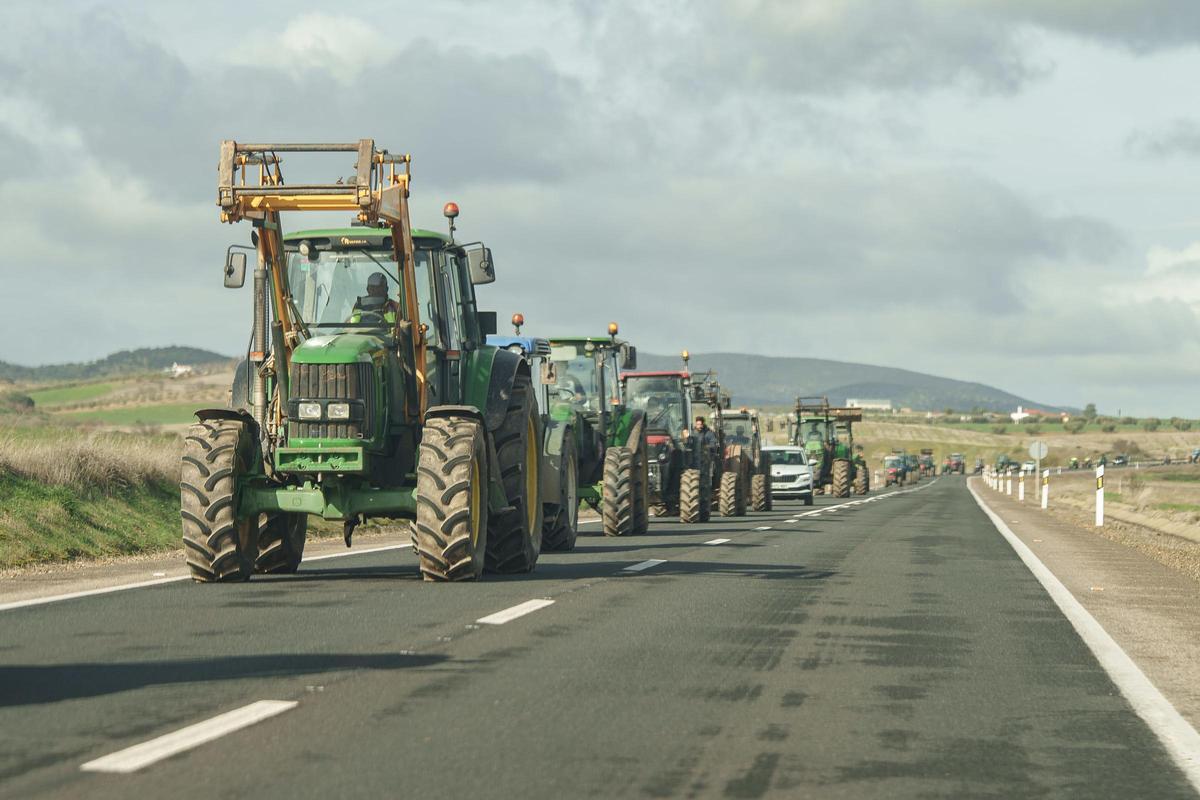 Tractorada en la N-430 esta mañana, en dirección Zafra.