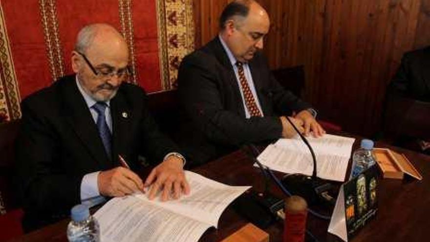 Rafael Tortosa (ASJ) y Josep Almería (FSMCV) firmando el protocolo.