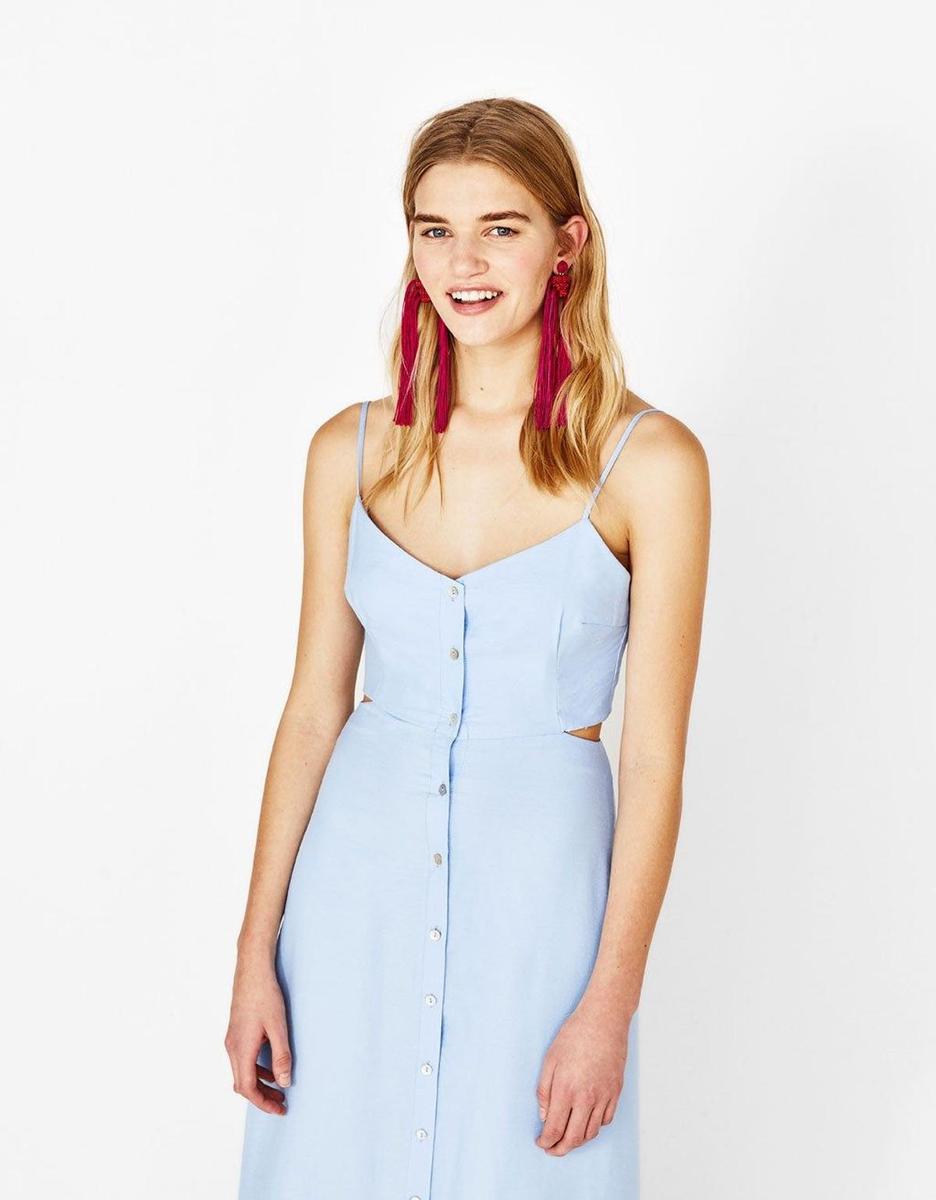 Vestido con cortes y botones de Bershka