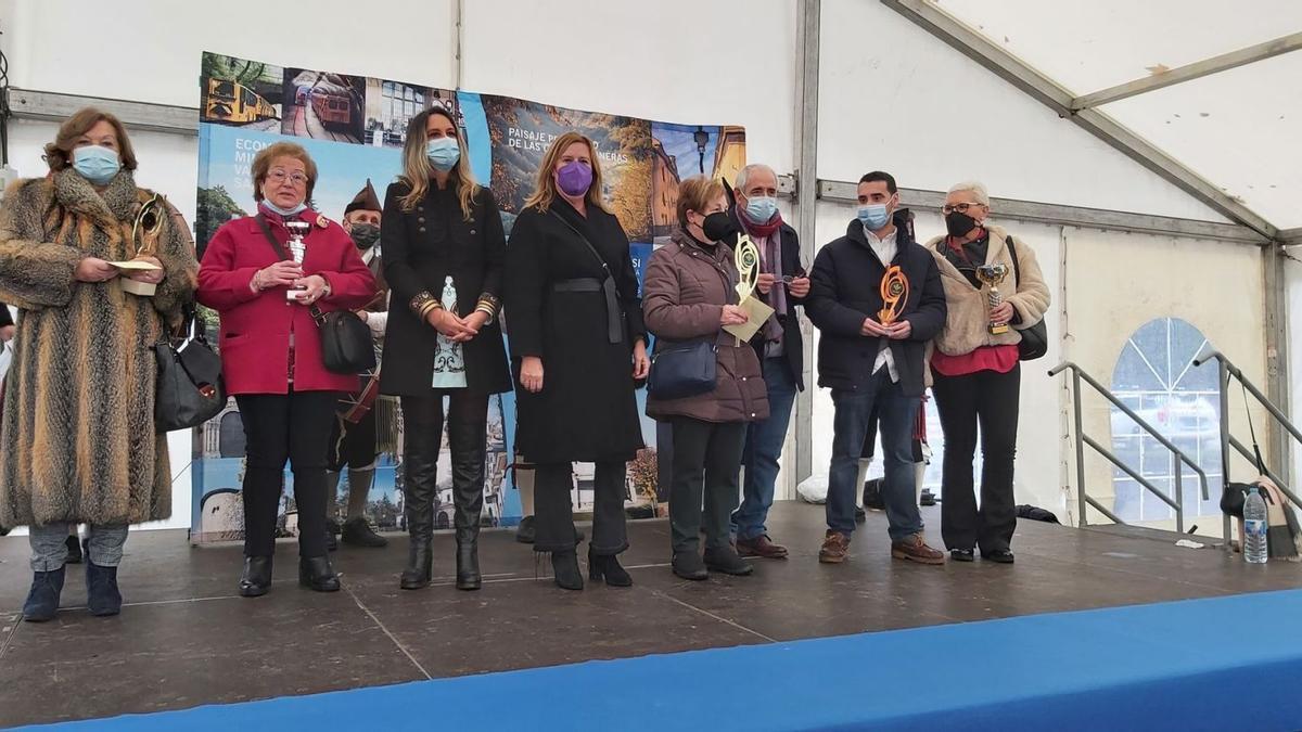 Por la izquierda, Concepción Fiallegas, Julia Cortés, Rita Camblor, Carmen Arbesú, Nieves Avello, Juan José Vega, Pablo Montes y Ana Isabel Castaño. | LNE