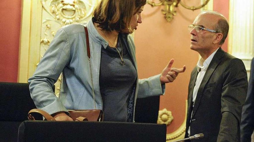 La edil de Hacienda, Ana Fernández, y el portavoz del PSOE Vázquez Barquero, en un pleno. // Brais Lorenzo