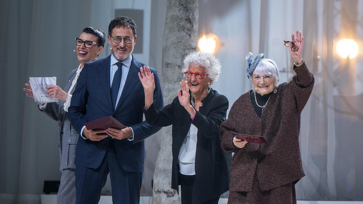 Pilarín Bayés y Roser Capdevila, junto a los presentadores Xavier Grasset y Elisenda Pineda, antes de dar uno de los premios en la 75a Nit de les Lletres Catalanes celebrada en el Palau Nacional.