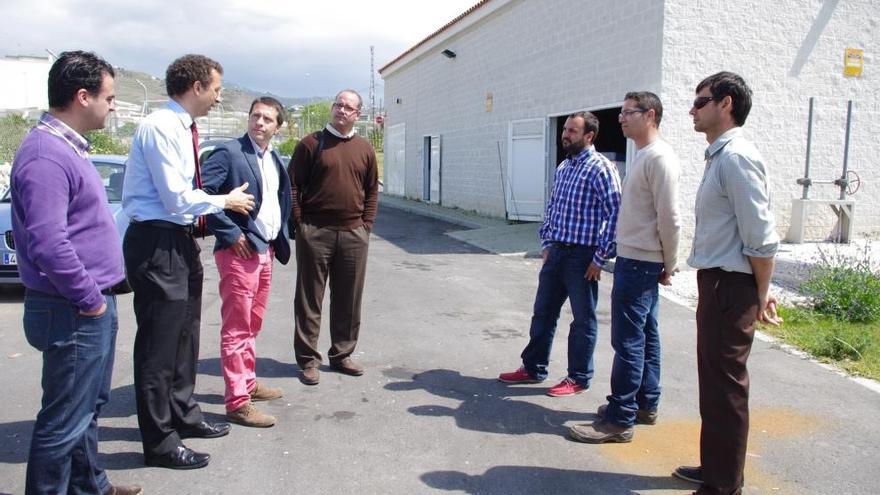 Responsables y técnicos comarcales, durante una visita a las instalaciones veleñas.
