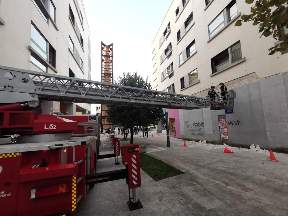 Un herido tras el desprendimiento de varias losetas en un edificio de Bueu. // Santos Álvarez