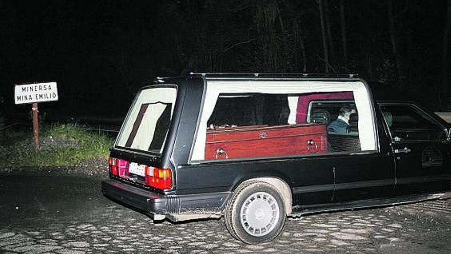 Una ambulancia transporta el féretro con el cuerpo sin vida del minero gijonés.