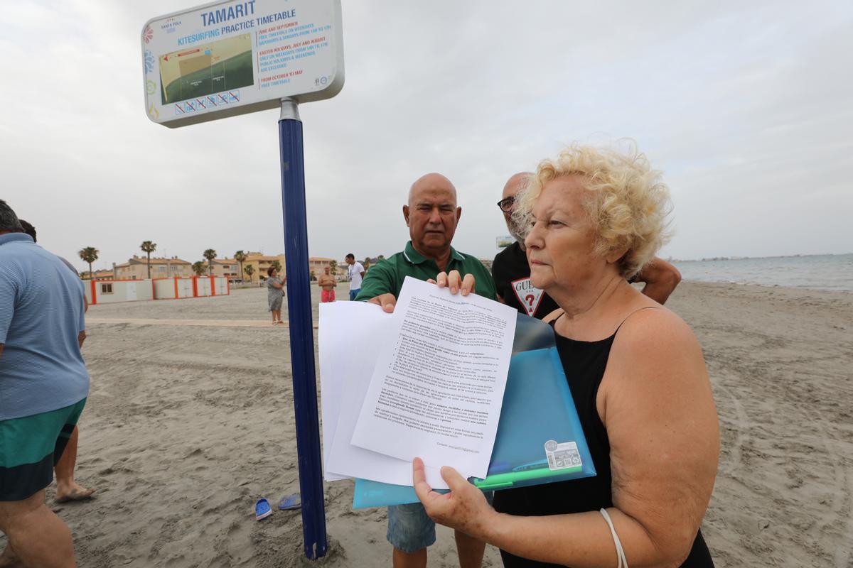 Recogida de firmas en la playa del Tamarit el pasado verano por el kitesurf