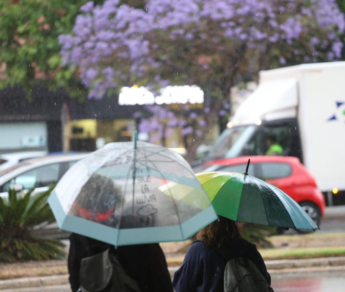 La lluvia descarga con fuerza en València