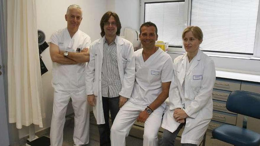 Miembros del departamento de Gastroenterología. Desde la izq.: los médicos Juan Ramón Pineda y Vicent Henández; el enfermero Luciano Sanromán Álvarez; y la doctora Luisa de Castro.