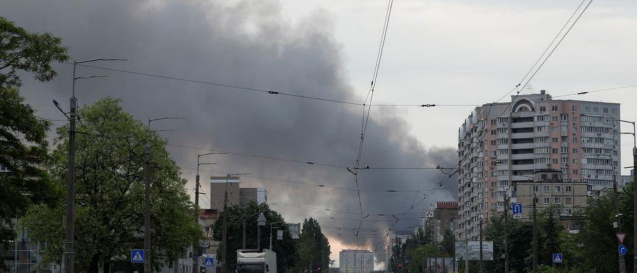 Un carrer de Kíev amb una columna de fum al fons ahir. | REUTERS
