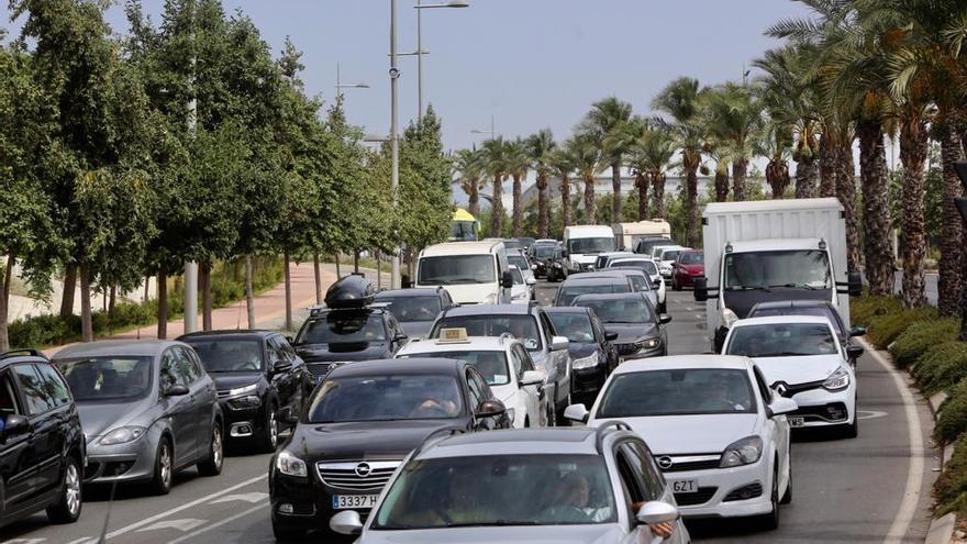 Tráfico intenso en los accesos a Benidorm esta mañana