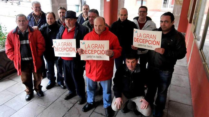 Los taxistas, durante una protesta ante el Ayuntamiento de Mieres.