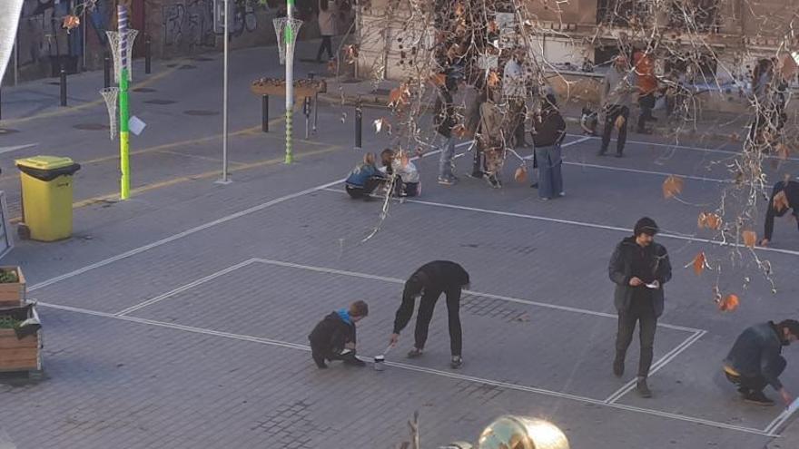 Un ‘campo de bádminton’ en la plaza Quadrado