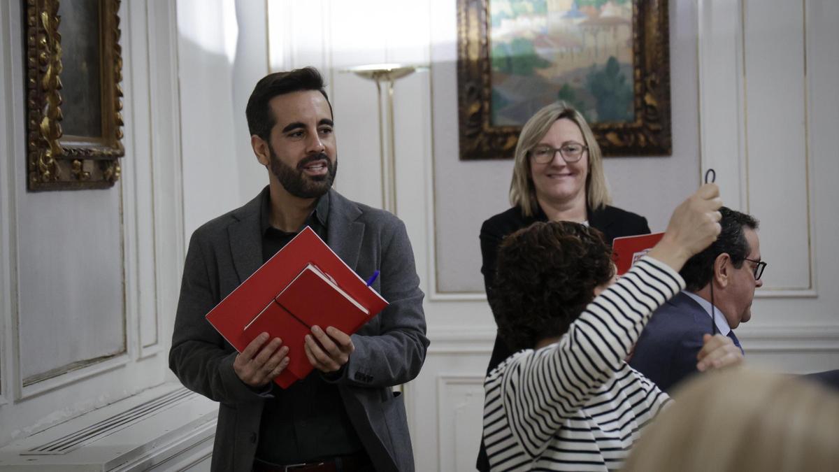 El síndic del PSPV, José Muñoz, acude a la junta de portavoces, este lunes.