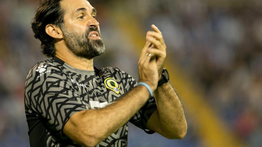 El entrenador del Hércules Jesús Muñoz da instrucciones durante el partido ante el Barcelona B.