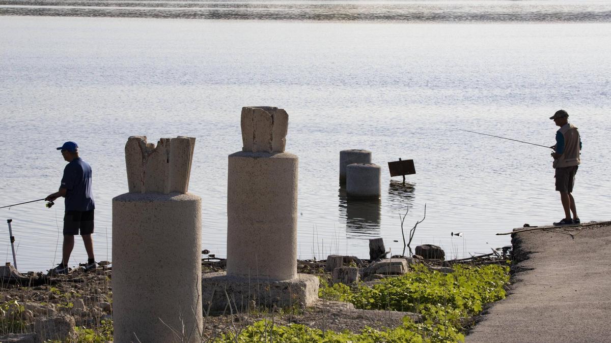Pescadores en el embalse de Bellús.