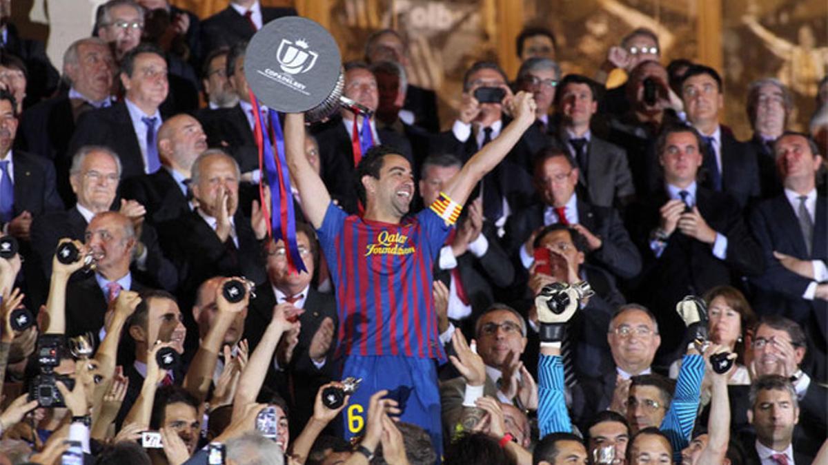 Xavi Hernández levanta el título de la Copa del Rey 2011-12