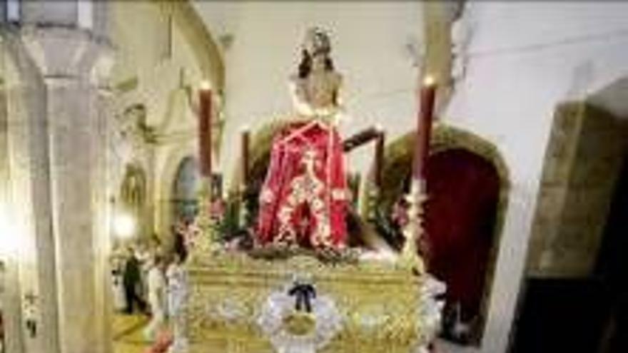 Los emeritenses arropan a la Virgen del Rosario