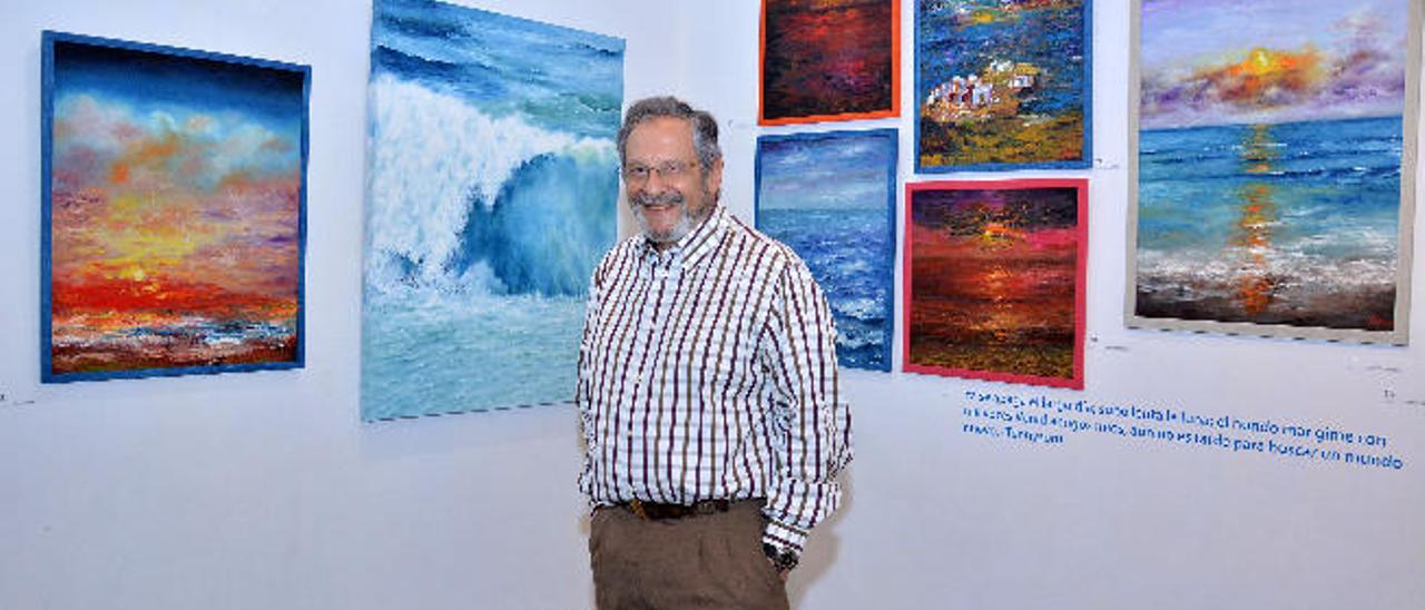 Jesús Ojeda Ramírez en uno de los espacios dedicados al mar en su exposición en la ermita San Pedro Mártir.