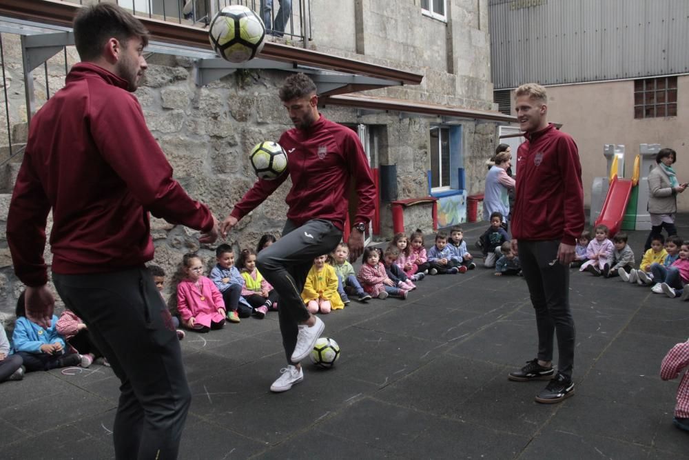 El Pontevedra anima a los niños de Marín a practicar deporte