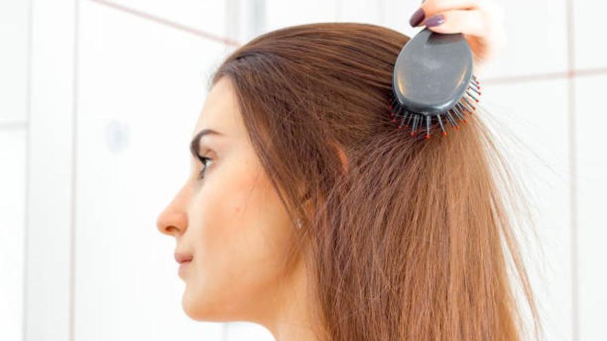 El truco viral de TikTok para acabar con el pelo encrespado sólo usando papel  aluminio