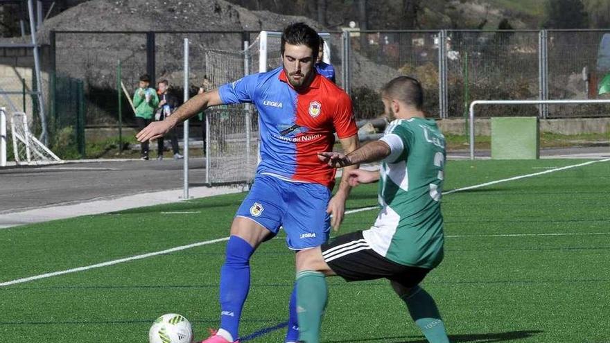 Castiello trata de superar al lateral del Lenense-Prionastur Choky.