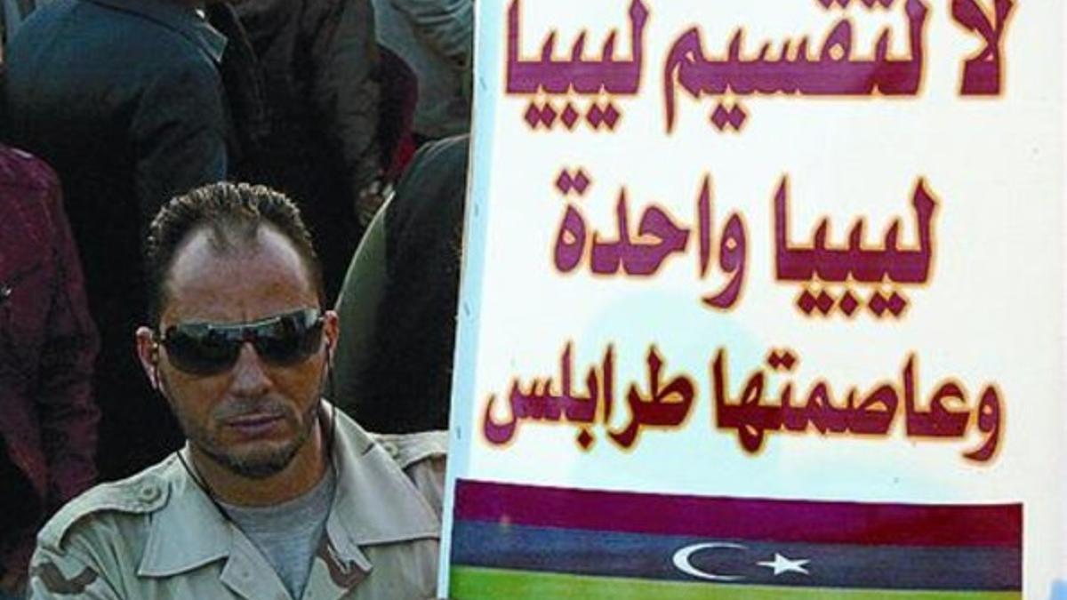 Un soldado muestra una pancarta en defensa de la unidad de Libia.