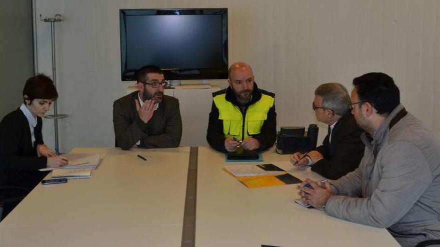 Francisco Vilariño y los técnicos municipales durante la reunión con Gabriel Collado y Javier Espiñeira.