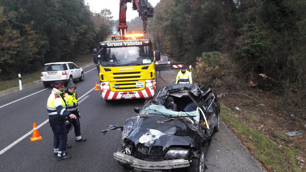 Estat en què ha quedat el cotxe que ha sortit de la carretera