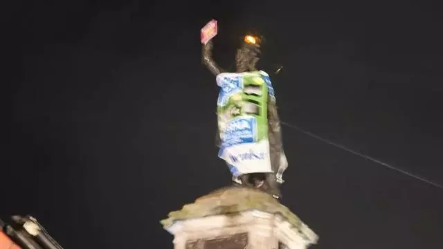 El Antroxu de Gijón arranca con Pelayo levantado en armas contra el peaje del Huerna y la baliza V16