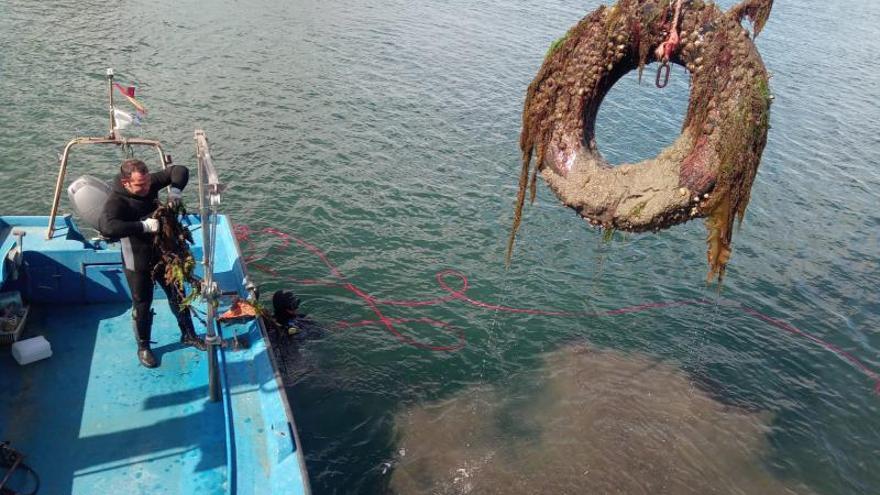 Vilanova limpia los fondos marinos de artes de pesca abandonadas y neumáticos